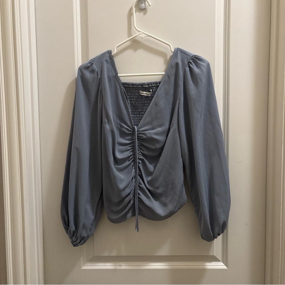 Abercrombie & Fitch Gray ruched Front Long Sleeve Top Size Small Elegant Chic - Picture 2 of 5
